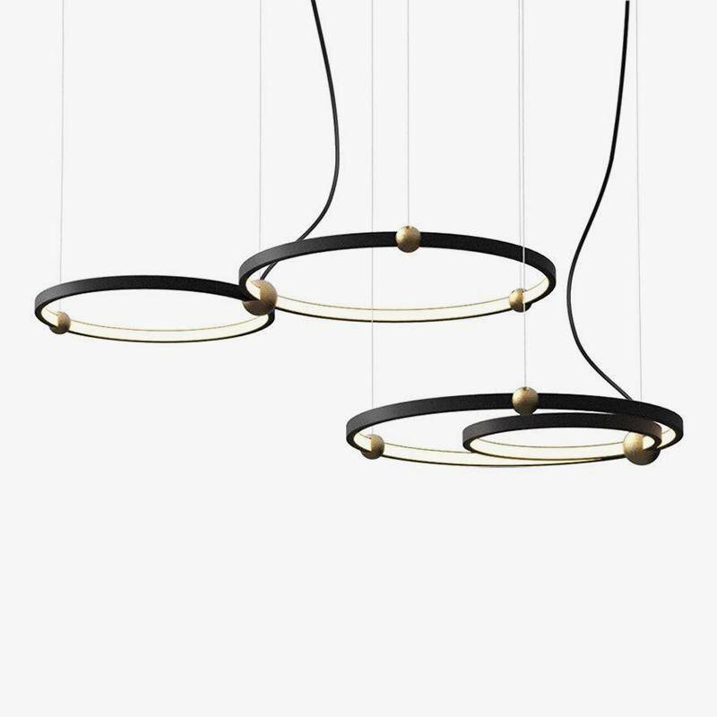 Lustre de design com anéis de LED e bolas douradas