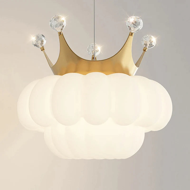 lâmpadas suspensas coroa dourada decoração interior nuvem branca sala de estar sala de jantar restaurante