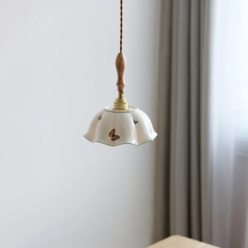 Luminária pendente LED de cerâmica e madeira com design de borboleta