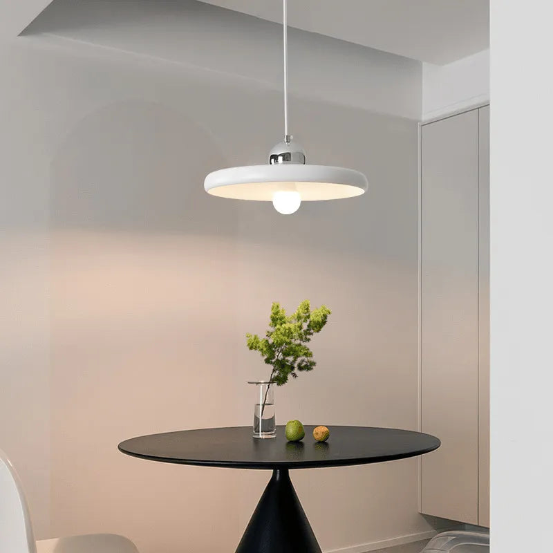 Luminária pendente branca com design arredondado para casa