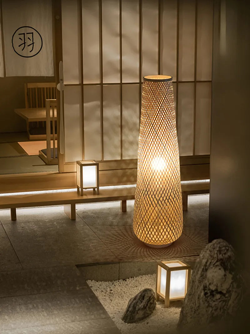 Candeeiro de pé com design de vime de bambu tecido estilo retro