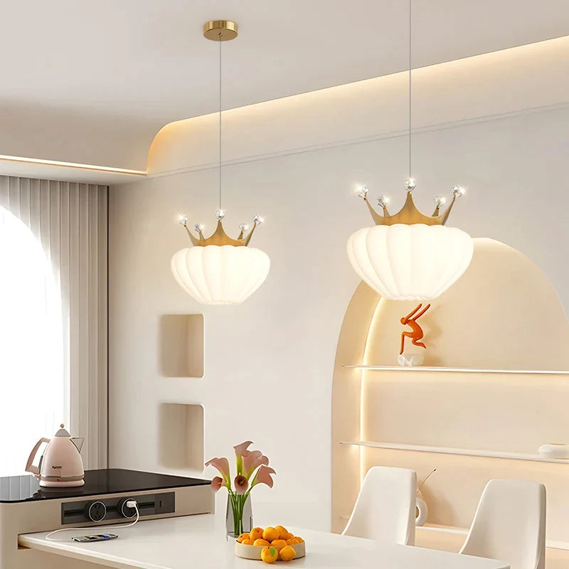 lâmpadas suspensas coroa dourada decoração interior nuvem branca sala de estar sala de jantar restaurante