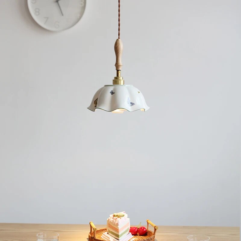 Luminária pendente LED de cerâmica e madeira com design de borboleta