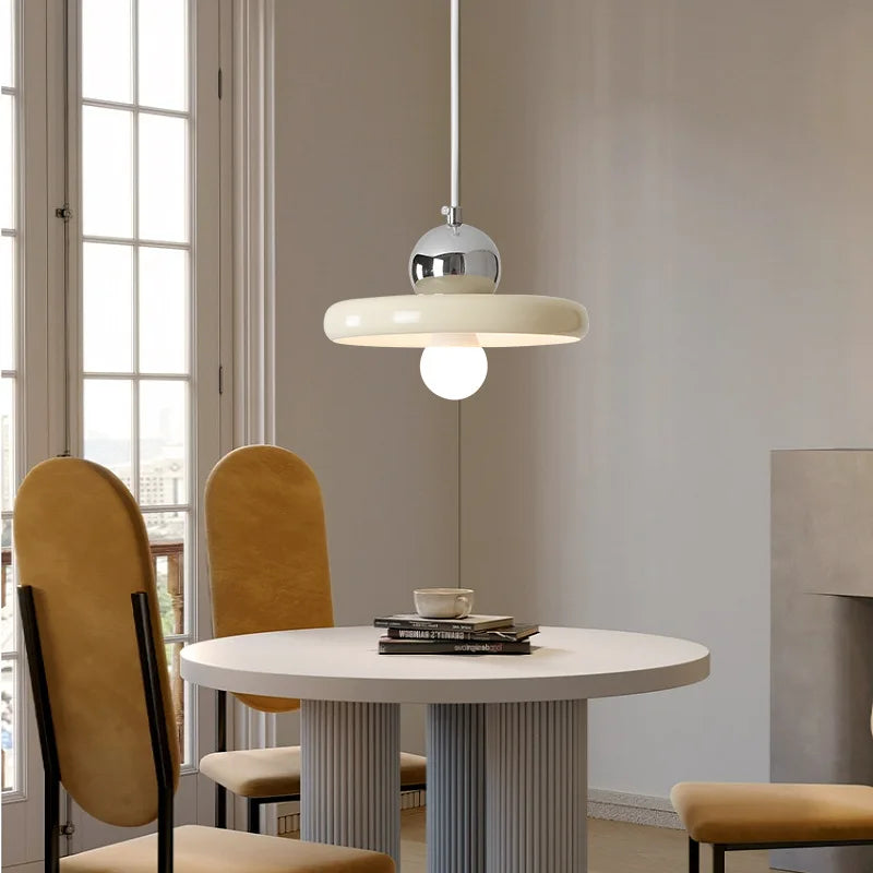 Luminária pendente branca com design arredondado para casa