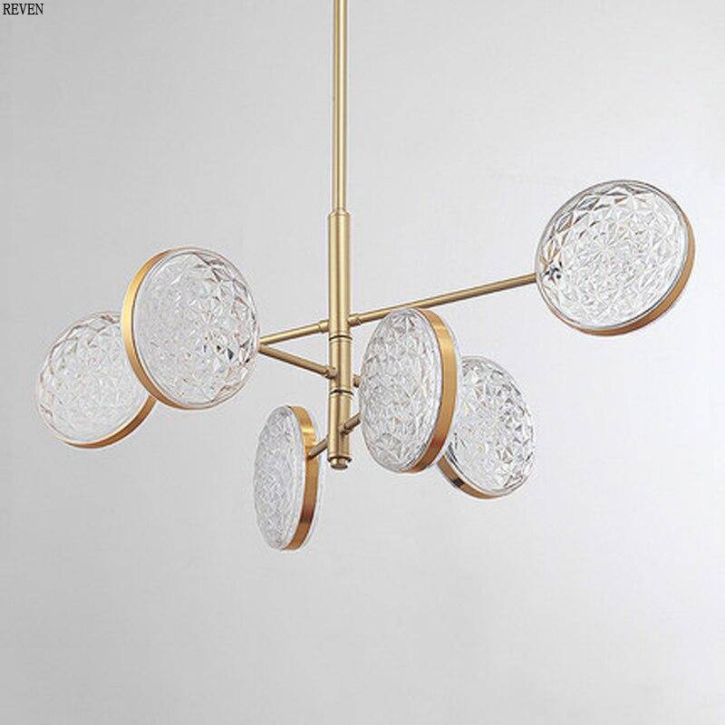 Lustre de design dourado com ramos e lâmpadas de luxo
