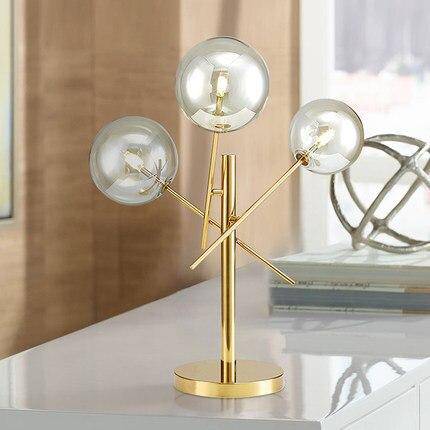 Candeeiro de mesa de design dourado e bolas de vidro