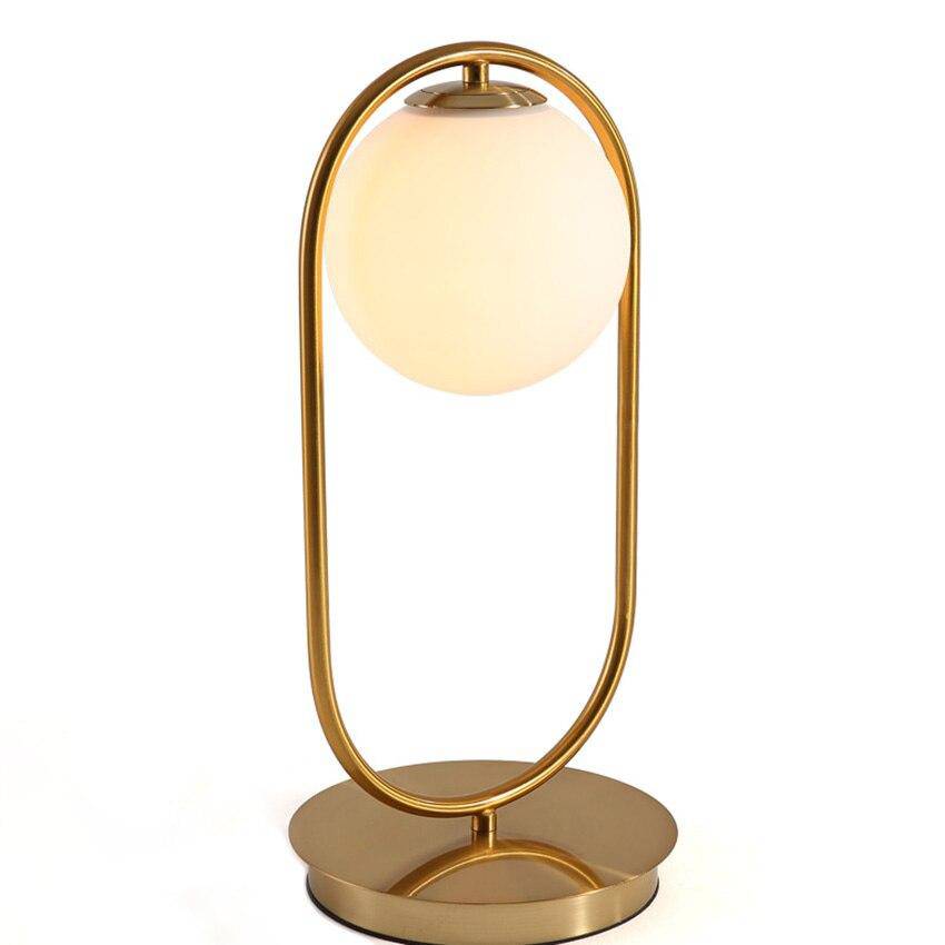 Candeeiro de cabeceira de design em metal dourado e bola de vidro