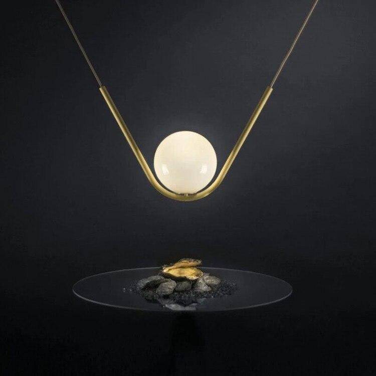 Luminária pendente de design em fio de metal dourado e bola de vidro Art