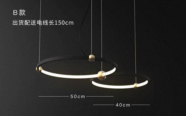 Lustre de design com anéis de LED e bolas douradas