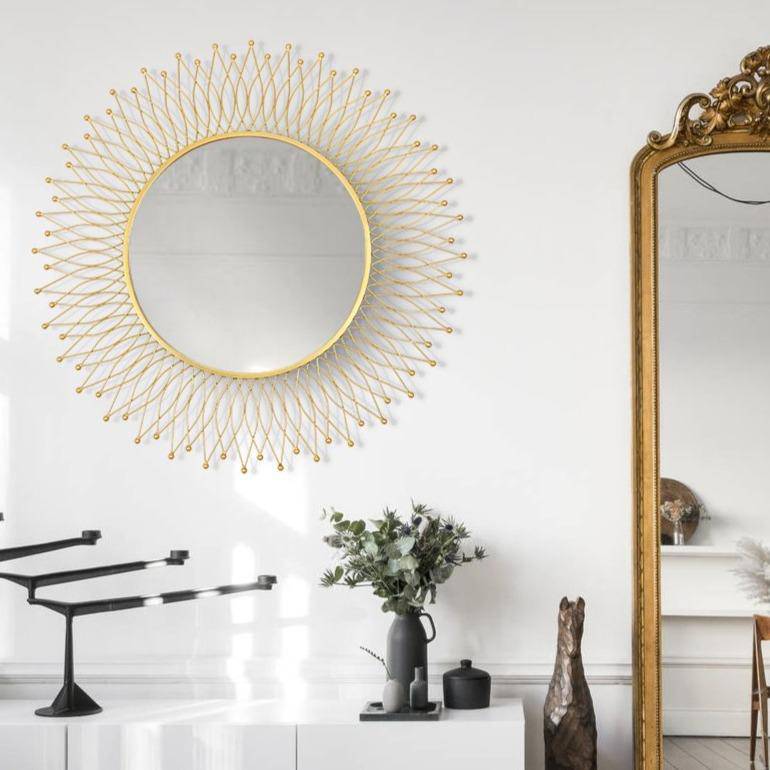 Espelho de parede central redondo de metal dourado