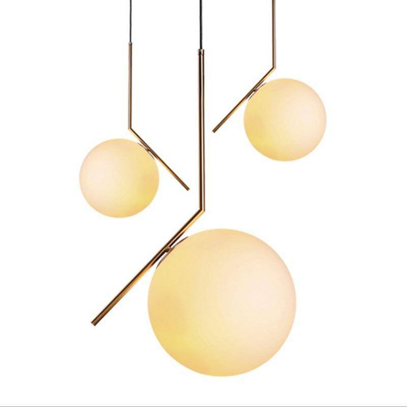 Luminária pendente de design com barra dourada e bola de vidro