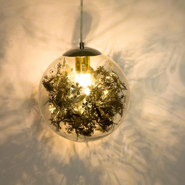 Luminária pendente de bola de vidro LED de design com folhas cromadas no interior