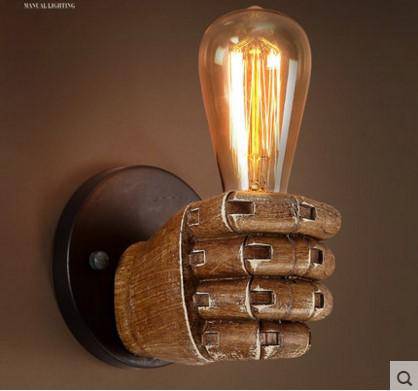 Aplique de madeira em forma de mão com lâmpada Edison