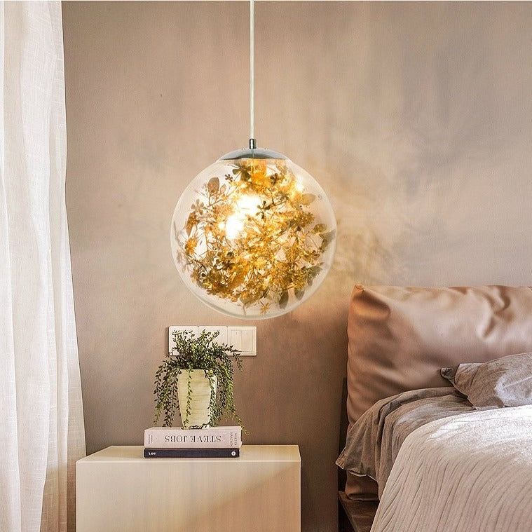 Luminária pendente de bola de vidro LED de design com folhas cromadas no interior