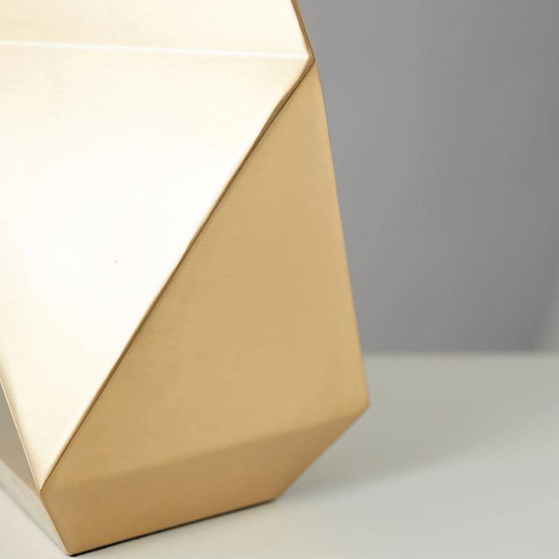 Candeeiro de cabeceira com design geométrico dourado de marca