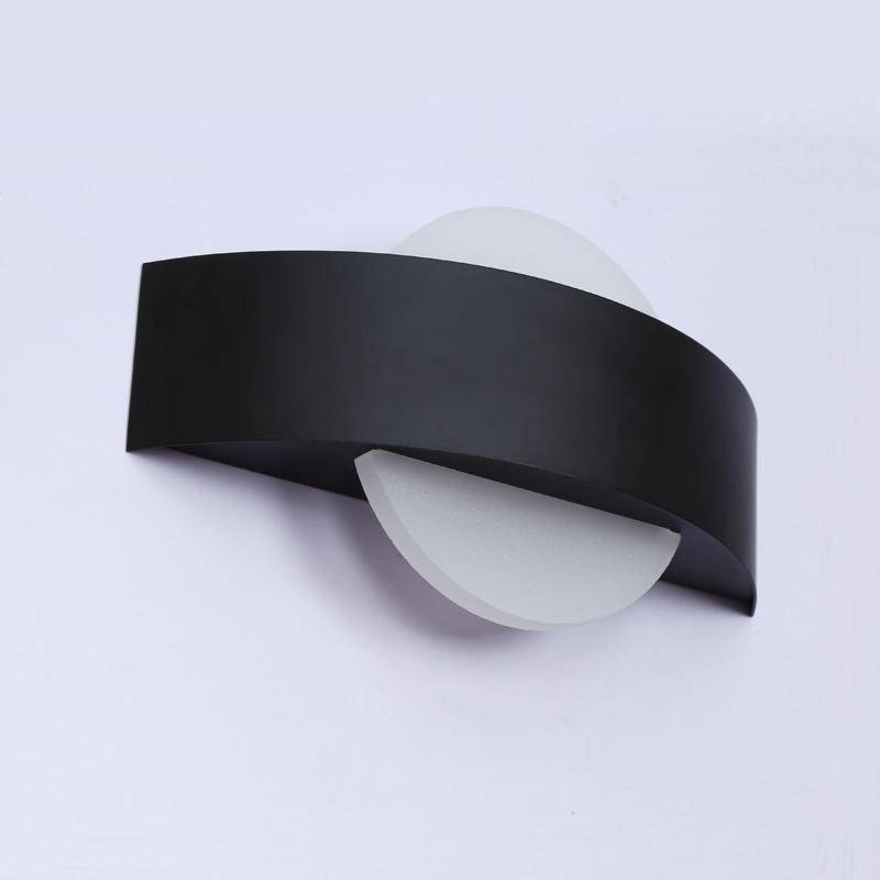Aplique LED curvo de design com bola de vidro para interior (preto ou branco)