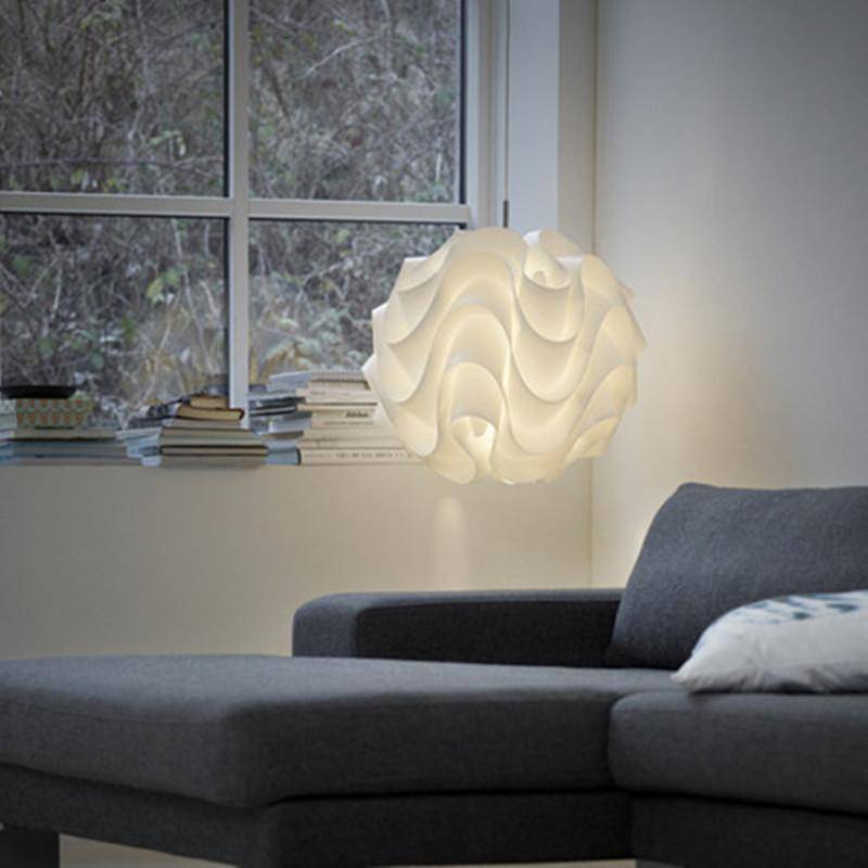 Luminária pendente branca com design ondulado