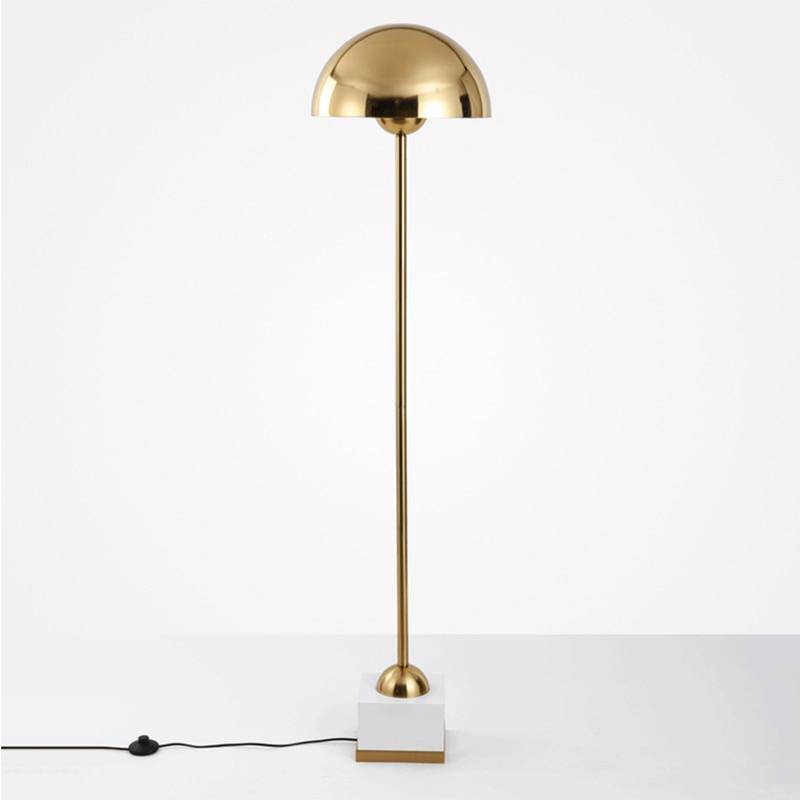 Candeeiro de pé LED de design em metal dourado com abajur esférico