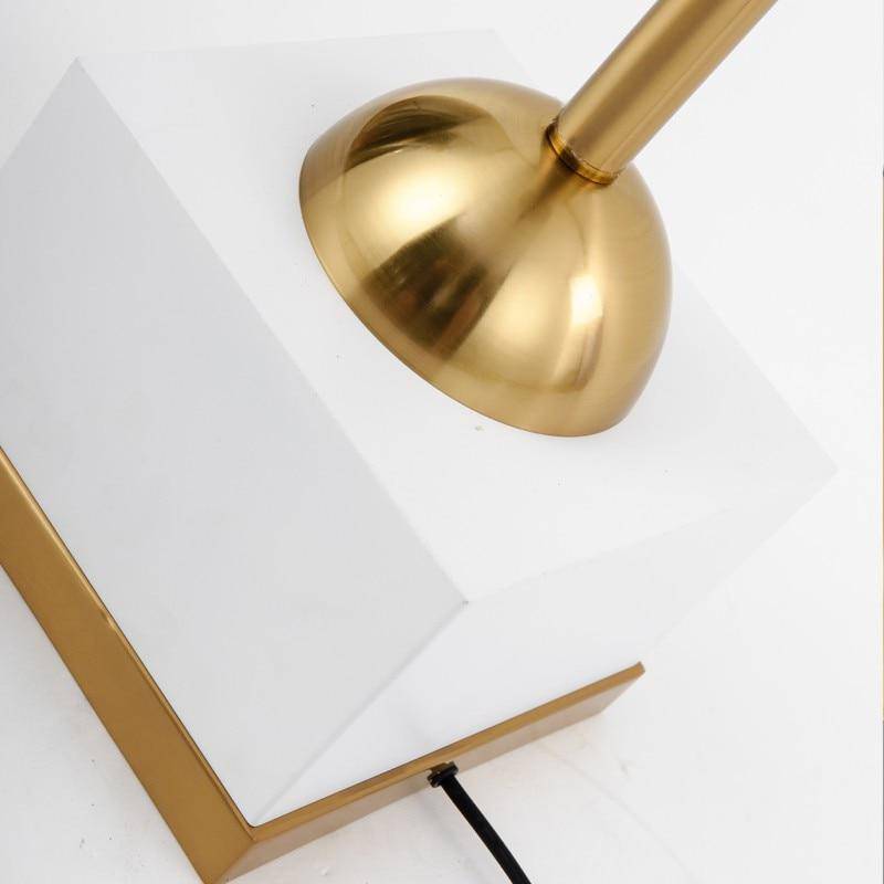 Candeeiro de pé LED de design em metal dourado com abajur esférico