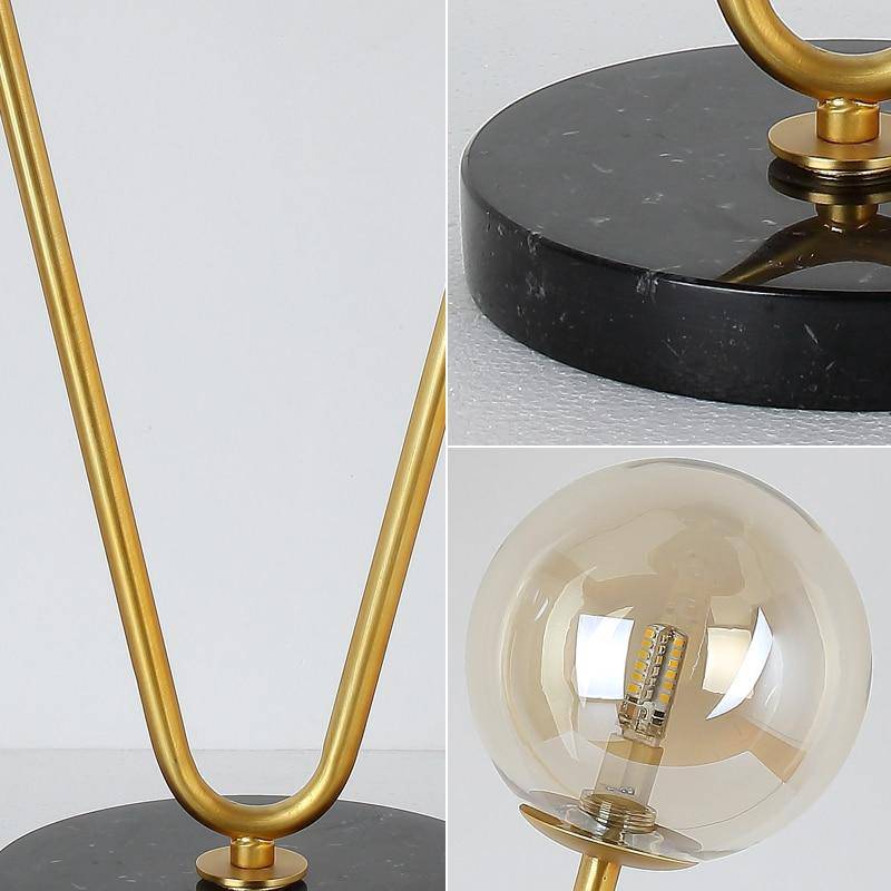 Candeeiro de cabeceira de design com dois ramos dourados e bolas de vidro