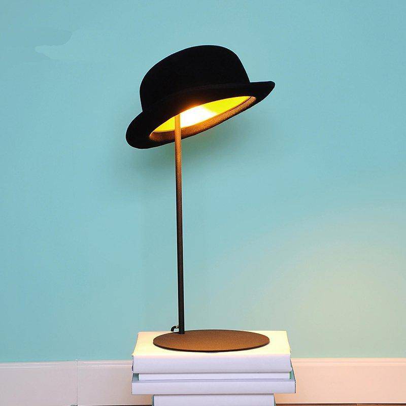 Candeeiro de mesa de design em forma de chapéu de traça