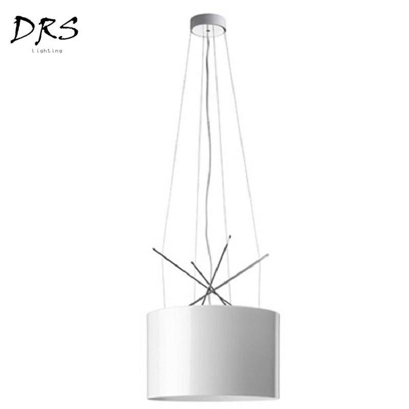 Luminária pendente de design com abajur cilíndrico e hastes cromadas Ray